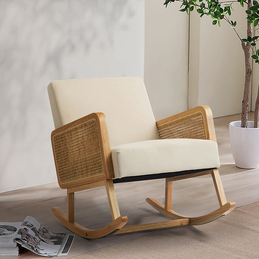 Sillón balancín Yamat de terciopelo con brazos de caña